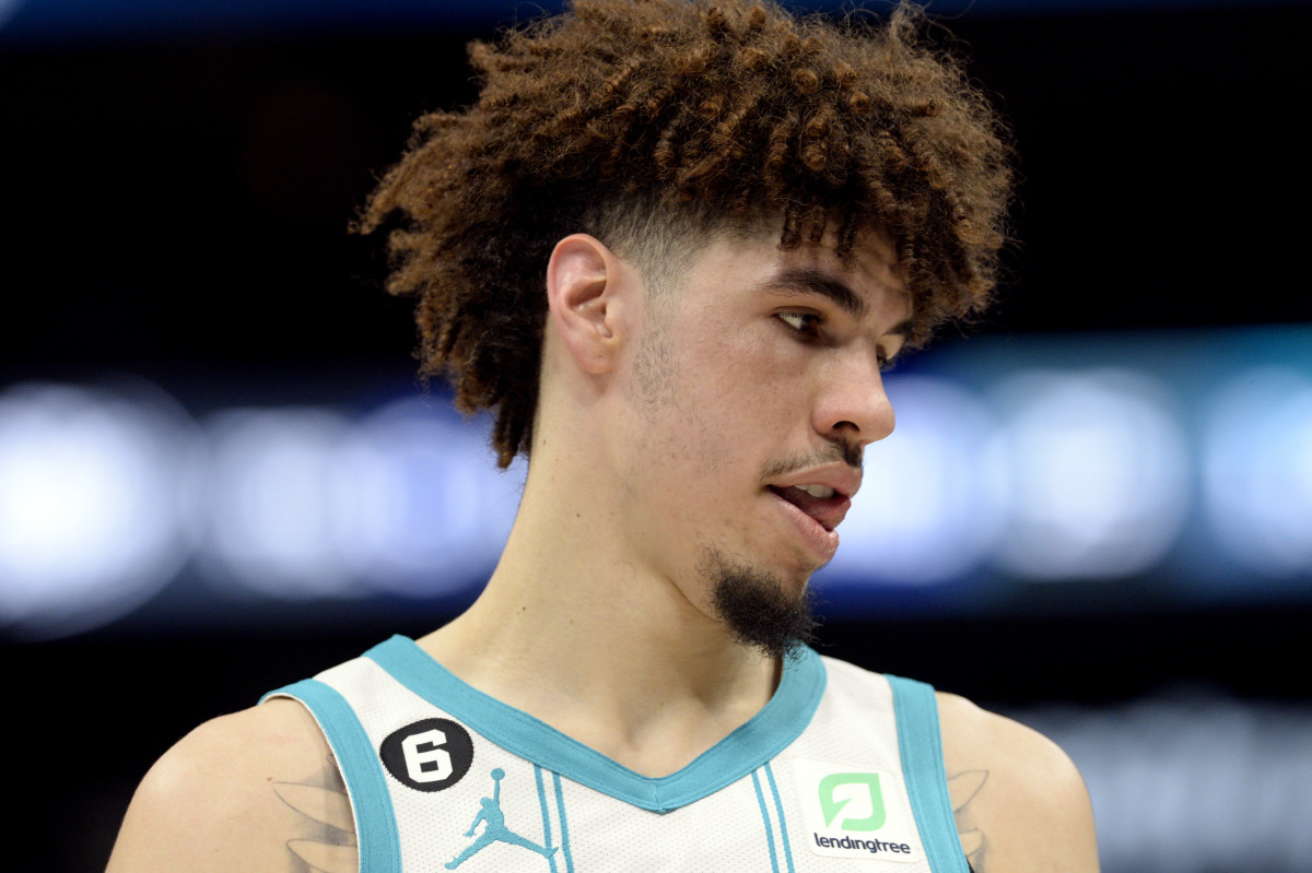 LaMelo Ball Steps On A Fan S Foot And Reinjures His Ankle Fadeaway World