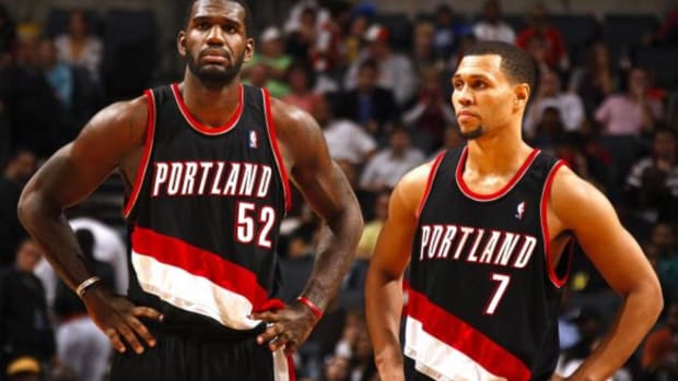 Greg Oden and Brandon Roy standing next to each other