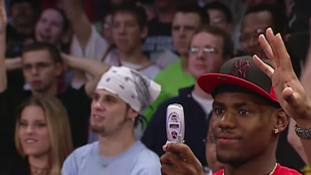When LeBron James Attended WWE Raw With A Flip Phone In 2003