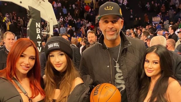 NBA Fans Go Crazy After Dell Curry Is Pictured With 3 Hot Girls: "Dell Curry About To Risk It All"