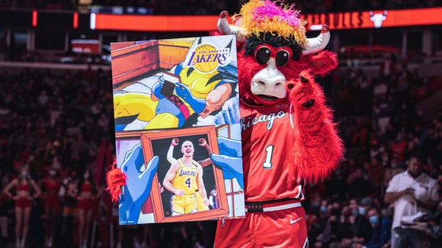 Alex Caruso Reacts To Chicago Bulls' Mascot Trolling The Lakers For Not Re-Signing Him: "Benny Has No Chill."