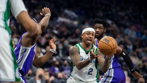 Isaiah Thomas Was Grocery Shopping When Mavericks GM Nico Harrison Called To Sign Him, Thomas Responded: "Hell Yeah, I Can Play Tonight"