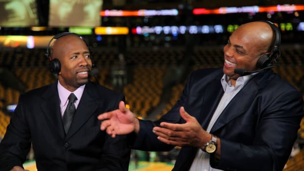Kenny Smith Roasts Charles Barkley After Seeing His Lookalike In A Barbershop: “I Really Thought This Was Chuck.”