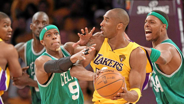 When Kobe Bryant Roasted A Fan Who Mentioned Antoine Walker: “You’re A Celtics Fan? I’m Sorry, Man.”