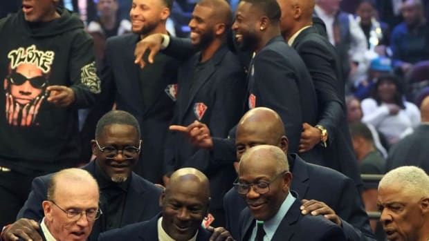 Iconic Picture Shows Michael Jordan And The Old Generation, LeBron James And The New Generation Of The NBA Taking Different Pictures At The Same Time