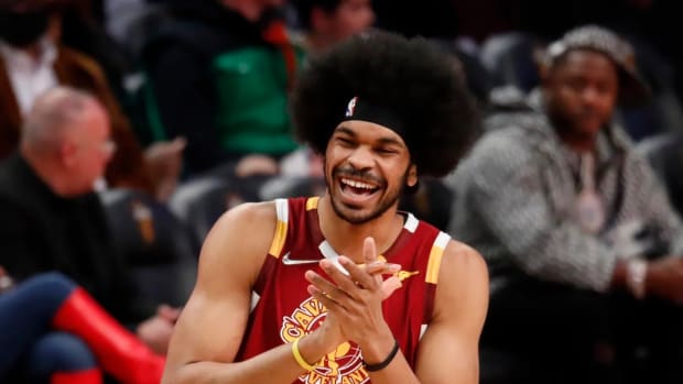 Jarrett Allen Reveals He Had To Get An iPhone Because The Cavaliers Wouldn't Let Him Be Part Of The Group Text: "They Wanted All Blue Messages."