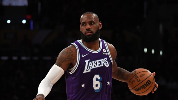 NBA Fan Takes A Big Shot At LeBron James For Star-Padding Later In His Career: “I Wish I Could Go Back In Time And Tell Michael Jordan To Focus On Stats Instead Of Winning Since That’s What The GOAT Debate Is All About.”