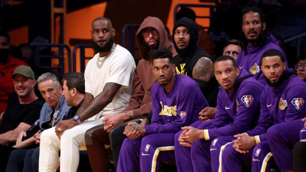 Los Angeles Lakers Players Were Reportedly Texting During Games Even With Frank Vogel Standing In Front of Them