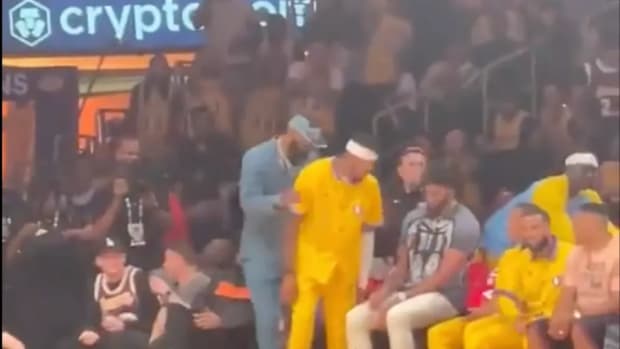 LeBron James Apologies To Kent Bazemore After He Kicks Him From His Seat And Leaves Him Hanging