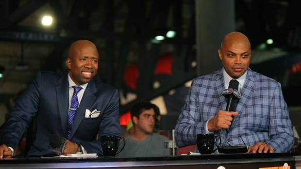 LeBron James Reacts To Photo Finish Race Between Charles Barkley And Kenny Smith: "Chuck Won"