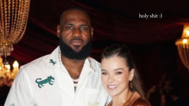 Beautiful Actress Hailee Steinfeld Posted A Pic With LeBron James During Miami Grand Prix