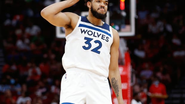 Karl-Anthony Towns Avoids Surgery So He Can Return By Training Camp For Next Seasons, Gets Treatment For Knee, Wrist, Ankle, And Finger Injuries