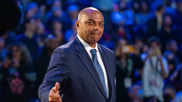 Charles Barkley Fires Back At Taunting Warriors Fans: "I'm Going To Come To Your House And F**k Your Mama"