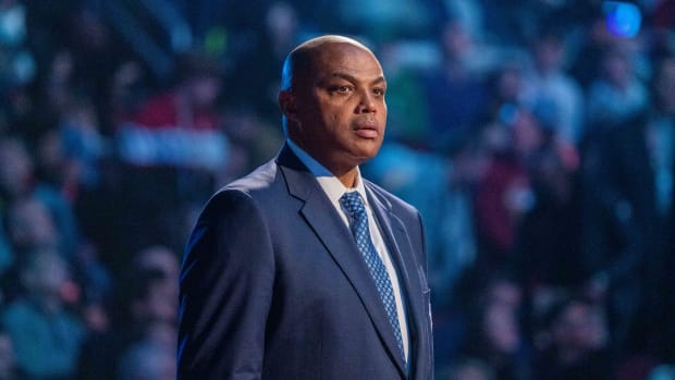 Charles Barkley Wants The Mavericks To Reach The Finals Because Warriors Fans Are Annoying: "I'm Rooting Against These Warriors Fans Because They're Obnoxious And They're A Pain In The A**"