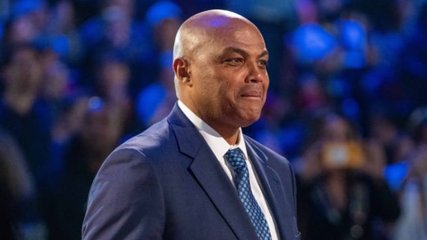Charles Barkley Hilariously Asked For A Commercial Break To Smack A Kid Among Warriors Fans: “Hey Man, That’s Not What I Look Like Little Kid. Imma Come Down And Give You Some Smoke."