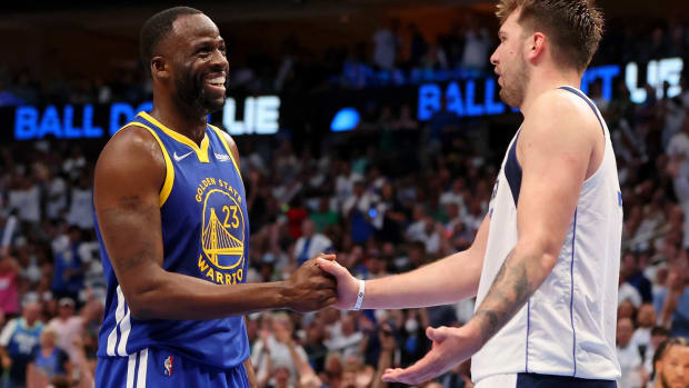 Luka Doncic Jokingly Congratulated Draymond Green After His Free Throw Got Stuck On The Rim