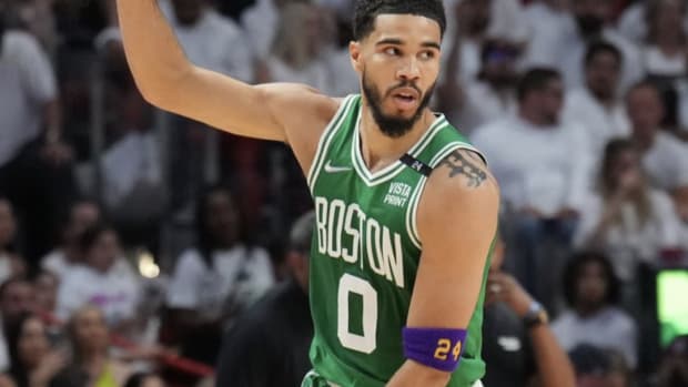 Jayson Tatum, sporting No. 24 band in honor of Kobe Bryant, wins inaugural  Larry Bird trophy - The Boston Globe