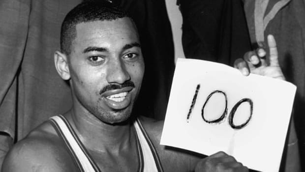 Wilt Chamberlain Had The New York Knicks Drop Him Home After He Scored 100 Points On Them: "You Guys Are Nice Sons Of B*tches. Letting Me Score 100 Points And Then Giving Me A Ride Back. Here's Gas Money."
