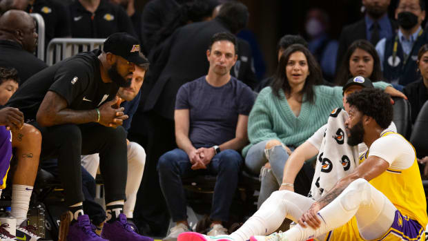Anthony Davis Gives Lakers Fans A Heart Attack After He Falls On The Floor While Trying To Help LeBron James