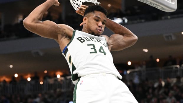 Giannis Antetokounmpo Only Needed 2 Dribbles From Half-Court To Dunk The Ball