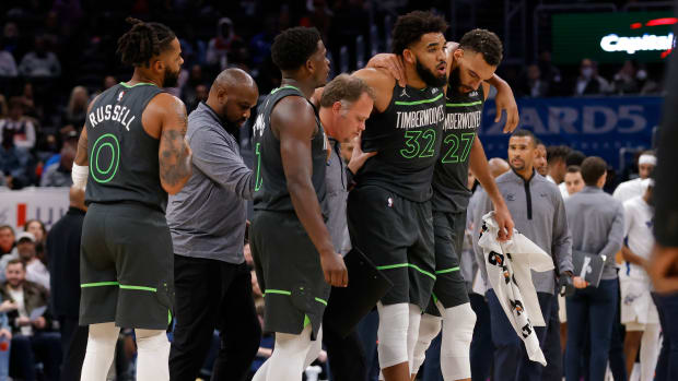 Karl-Anthony Towns Forced To Leave The Court After Suffering Dangerous-Looking Injury Scare