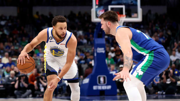 Fans Can't Decide Whether Stephen Curry Choked The Final Play Against The Dallas Mavericks