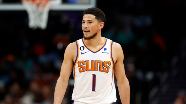 Kobe Bryant Signs Shoes for Suns' Devin Booker, Tells Rookie to