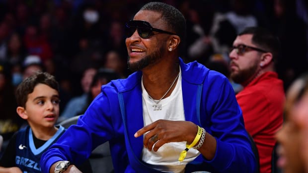 Usher And Ja Morant's Dad Sport Identical Outfits, Shades In Perfect  'Look-A-Like Cam' Moment