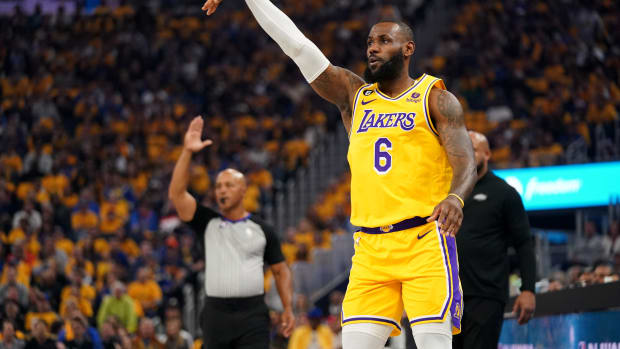 Lakers Fans React To LeBron James Warmup Footage Ahead Of Pivotal Game 4: "He  Wants This..." - Fadeaway World