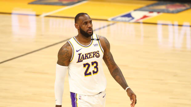 LeBron James will reportedly change back to No. 6 jersey following