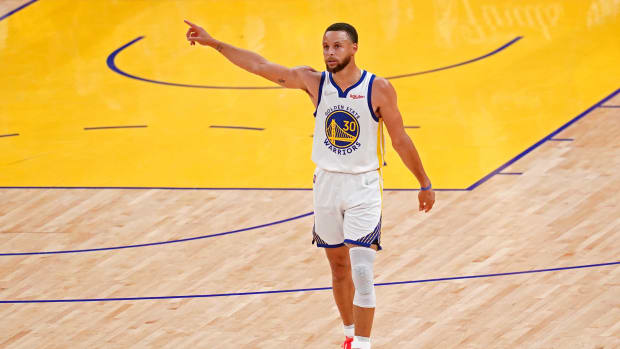Steve Kerr Gives Huge Praise To Stephen Curry: "Steph Was Breathtaking In That Quarter. He Just Doesn't Get Enough Credit For His Level Of Conditioning, Physicality And Defense."