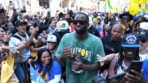 Video: Draymond Green Goes Into Ice Cream Shop During Championship Parade For A Quick Snack
