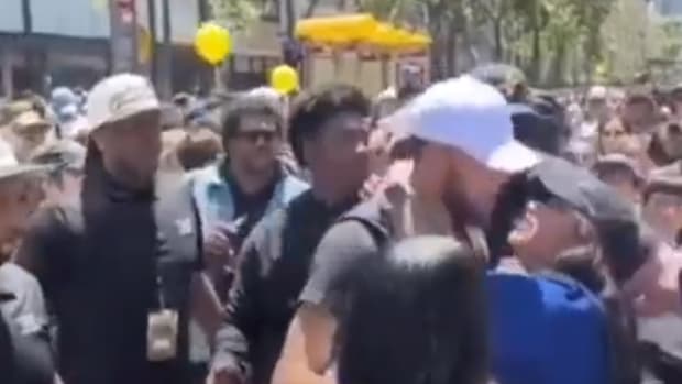 A Random Woman Tried To Kiss Stephen Curry At The Championship Parade But He Avoided It In A Nice Manner
