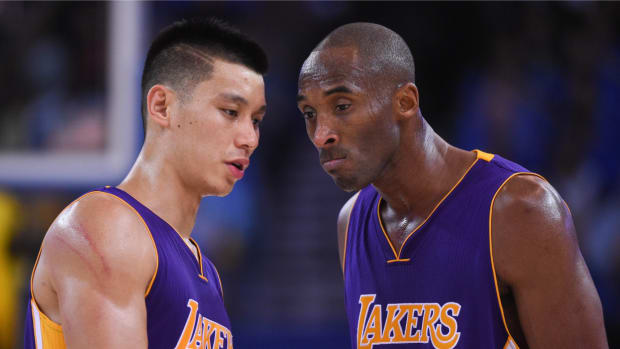 Kobe Bryant Screamed At Jeremy Lin To Commit A Foul In A Close Game Against The Grizzlies, Before Running Over And Taking The Foul Himself
