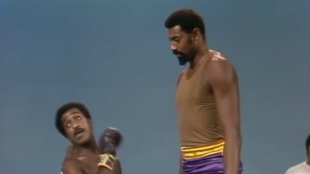 Wilt Chamberlain Participated In Hilarious Comedy Skit About A Boxing Match As The 'Tiny Irish Bob Murphy': "He Ain't Tiny. He Definitely Ain't Tiny."