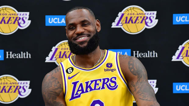 LeBron James Sent A Bold And Exciting Message To Lakers Fans: "King Is Back. Have My Throne Ready. Crown Going On."