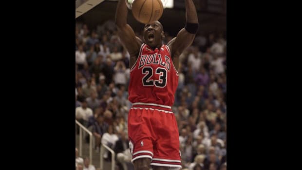 NBA Fan Posts A Clip Of 2 Minutes Of Michael Jordan Doing The Most Insane  Layups, Dunks, And Moves - Fadeaway World