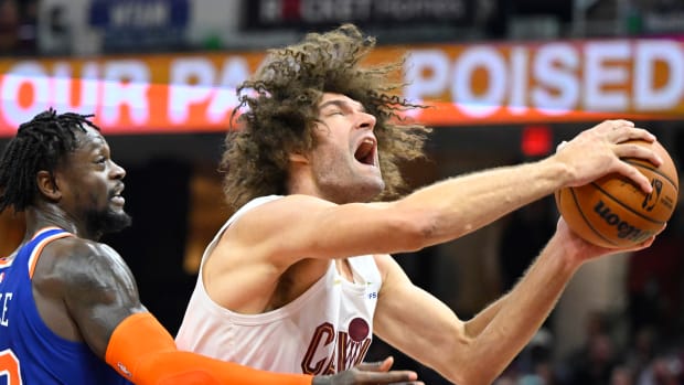 Robin Lopez Seems To Be The First NBA Player Who Stands Up Against Kyrie Irving