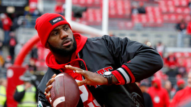 LeBron James Gives Special Tribute To Football Legend During Thanksgiving Games: "We're All Thankful For You!"