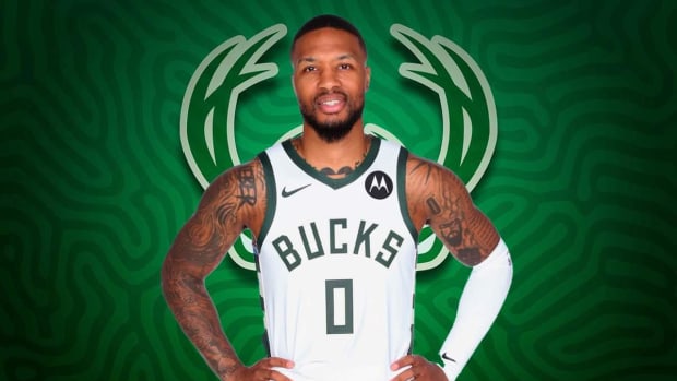 Damian Lillard in his Milwaukee Bucks jersey for the first time! 🦌