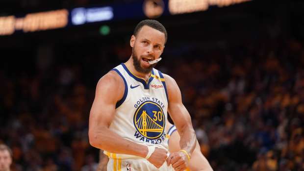 San Francisco, California, USA; Golden State Warriors guard Stephen Curry (30) flexes after making a free throw against the Memphis Grizzlies in the fourth quarter at the Chase Center. Mandatory Credit: Cary Edmondson-Imagn Images