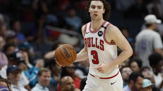 Apr 6, 2025; Charlotte, North Carolina, USA; Chicago Bulls guard Josh Giddey (3) brings the ball upcourt against the Charlotte Hornets during the second half at Spectrum Center. Mandatory Credit: Nell Redmond-Imagn Images