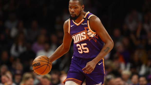 Dec 27, 2024; Phoenix, Arizona, USA; Phoenix Suns forward Kevin Durant (35) against the Dallas Mavericks at Footprint Center. Mandatory Credit: Mark J. Rebilas-Imagn Images