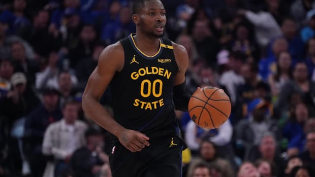 San Francisco, California, USA; Golden State Warriors forward Jonathan Kuminga (00) dribbles upcourt against the San Antonio Spurs in the second period at Chase Center. Mandatory Credit: David Gonzales-Imagn Images