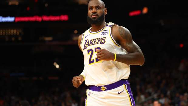 Los Angeles Lakers forward LeBron James (23) against the Phoenix Suns during an NBA Cup game at Footprint Center.