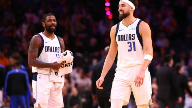 Dallas Mavericks guard Kyrie Irving (11) and Klay Thompson (31) against the Phoenix Suns at Footprint Center.