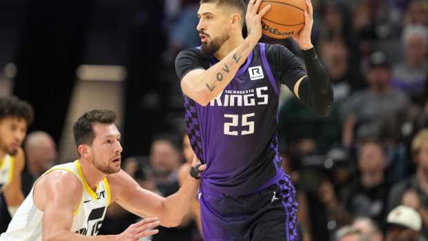 Sacramento Kings center Alex Len (25) handles the ball against Utah Jazz forward Drew Eubanks (left) during the fourth quarter at Golden 1 Center.