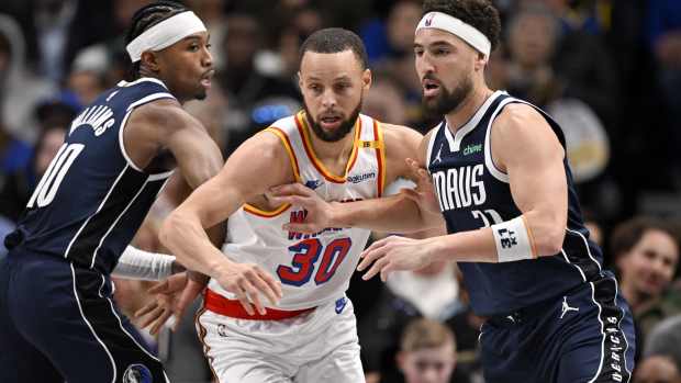 Golden State Warriors guard Stephen Curry (30) and Dallas Mavericks guard Klay Thompson (31) look for the ball during the second quarter at the American Airlines Center. Mandatory Credit: Jerome Miron-Imagn Images