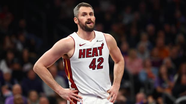 Phoenix, Arizona, USA; Miami Heat forward Kevin Love (42) against the Phoenix Suns at Footprint Center. Mandatory Credit: Mark J. Rebilas-USA TODAY Sports