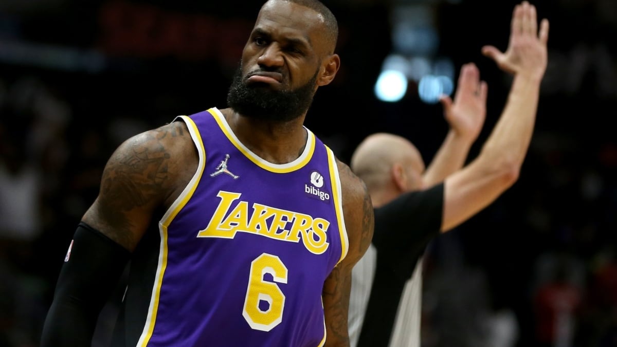 Brian Windhorst believes LeBron James and Magic Johnson are not on the best  terms right now: “There's a scar tissue there”, says LeBron was upset that  Magic 'pulled the rip cord' after